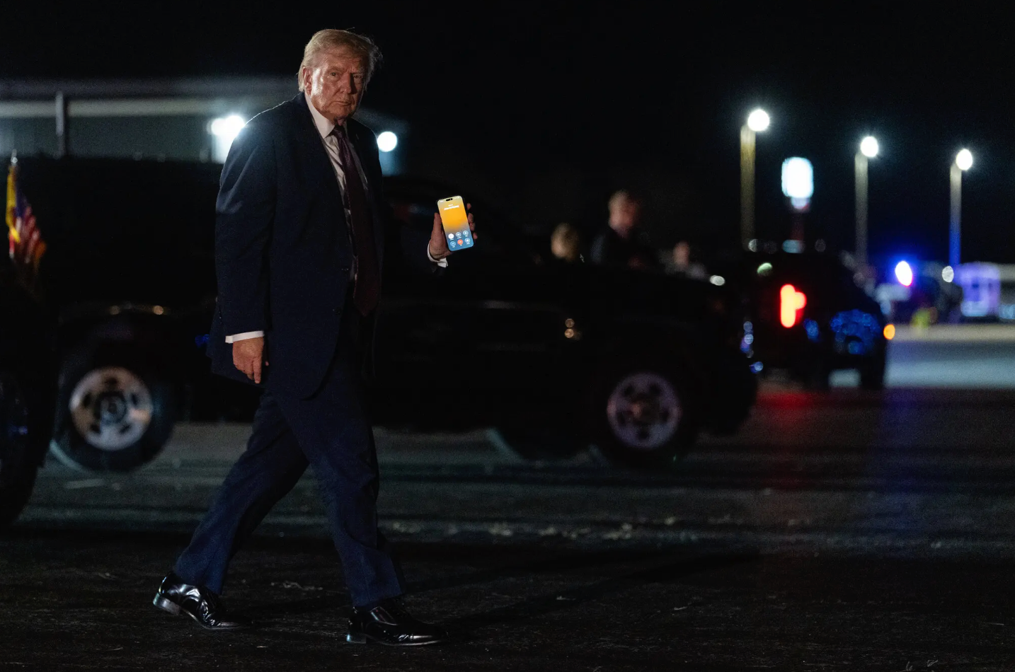 特朗普展示与黄仁勋通话